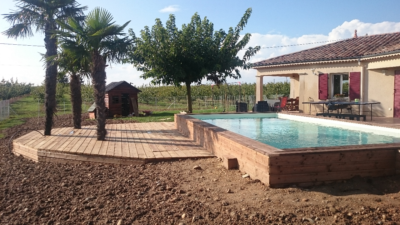 Terrasse et piscine semi-enterrée bois