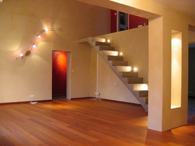 MAISON DE REVE CONSTRUCTEUR à Tain L'Hermitage. vue intérieur sur les escaliers éclairé. Projet et plan pour cette construction personnilsés