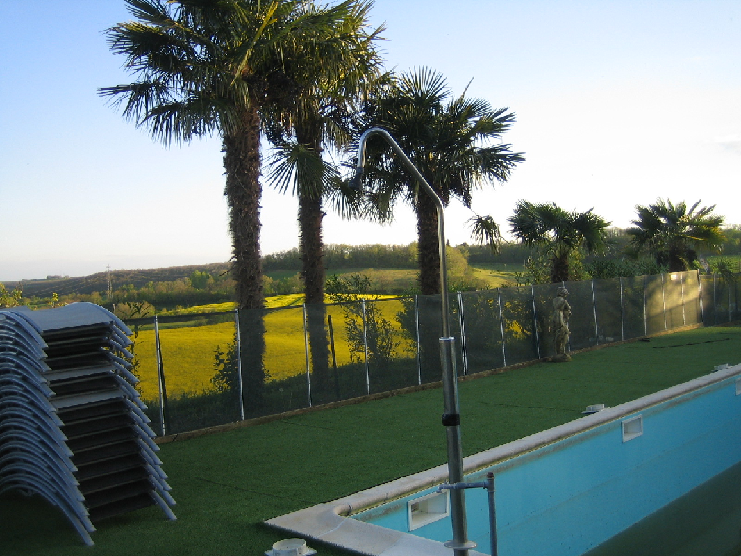 piscine avec bain bouillonnant domaine le castagné auch gers