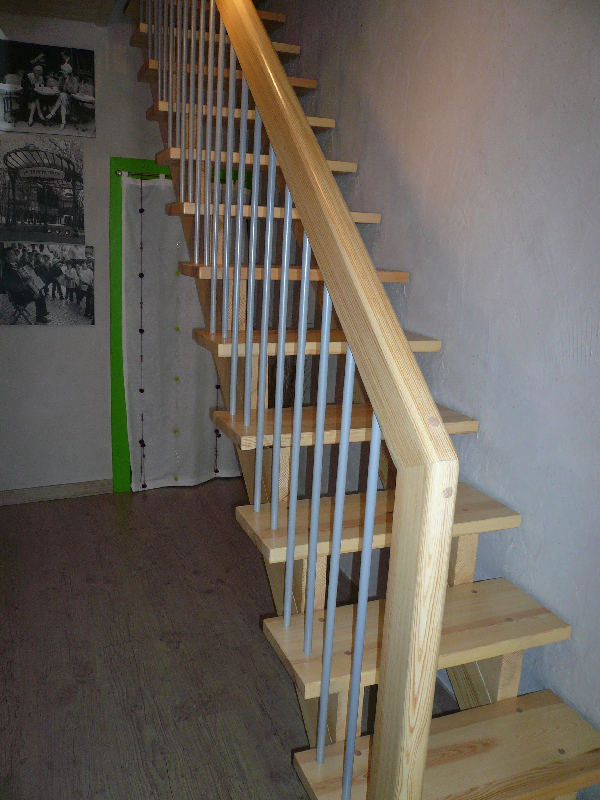 DURIEUX et Fils - Escalier en pin avec balustres en alu 
