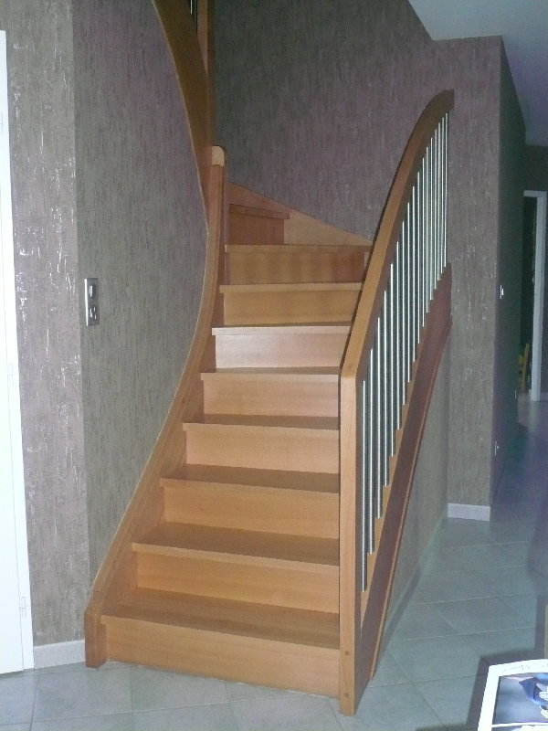 DURIEUX et Fils - Escalier en hêtre avec marches et contre marches et balustres métalliques acier