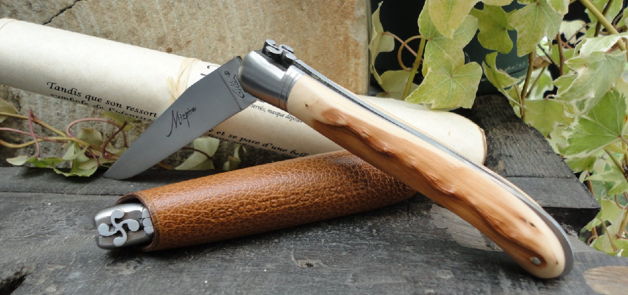 Mizpira 12cm à cran d'arrêt, croix basque sculptée à la main et néflier scarifié