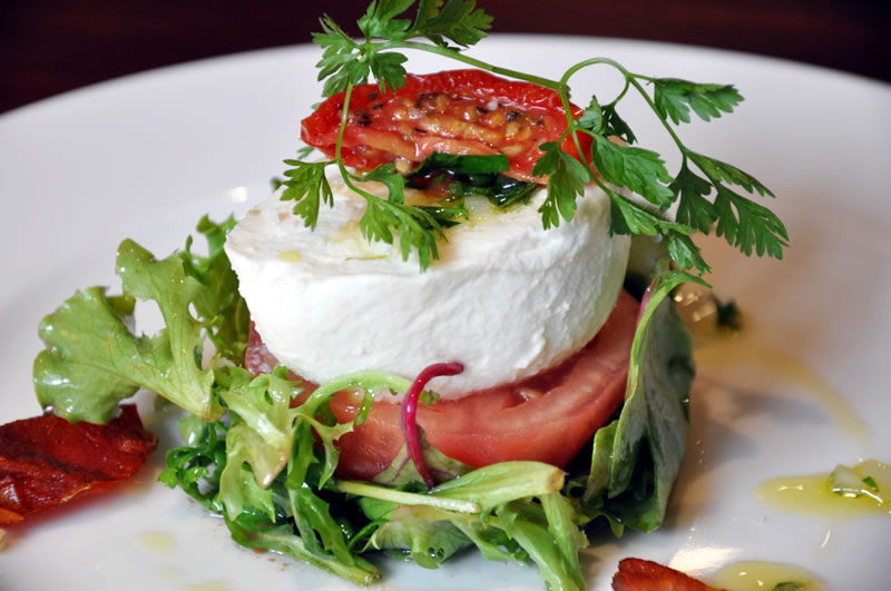 Mozzarella Di Buffala fumée, tomate et jeunes pousses