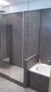 DOUCHE 1,60 m  ET BAIGNOIRE CONTIGUE