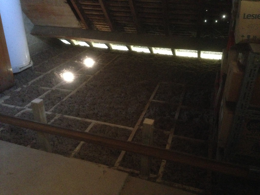 Soufflage de laine dans l'ossature avant plancher technique