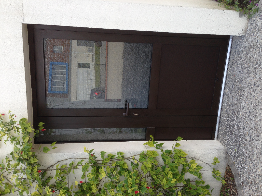 Porte d'entrée aluminium laquée avec sous-bassement isolant et fixe latéral