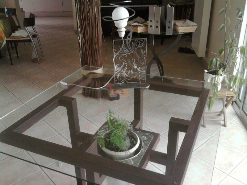 Table en acier rouillé puis ciré, Découpe laser de la lampe