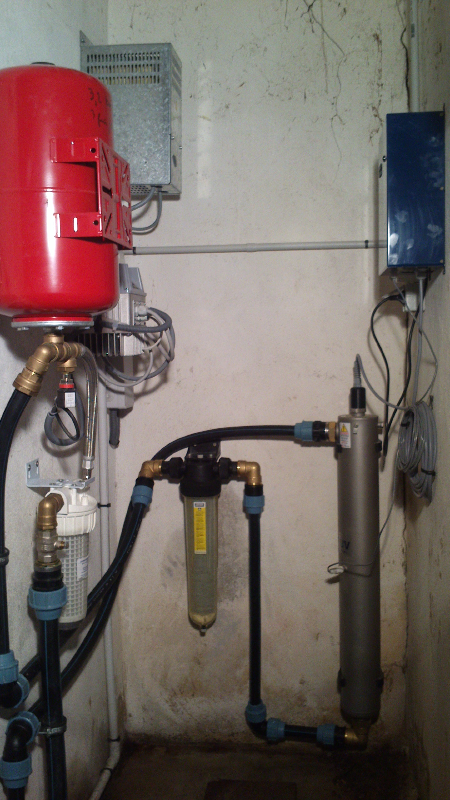 Solution de pompage utilisant un stérilisateur UV pour eaux contenant des bactéries.