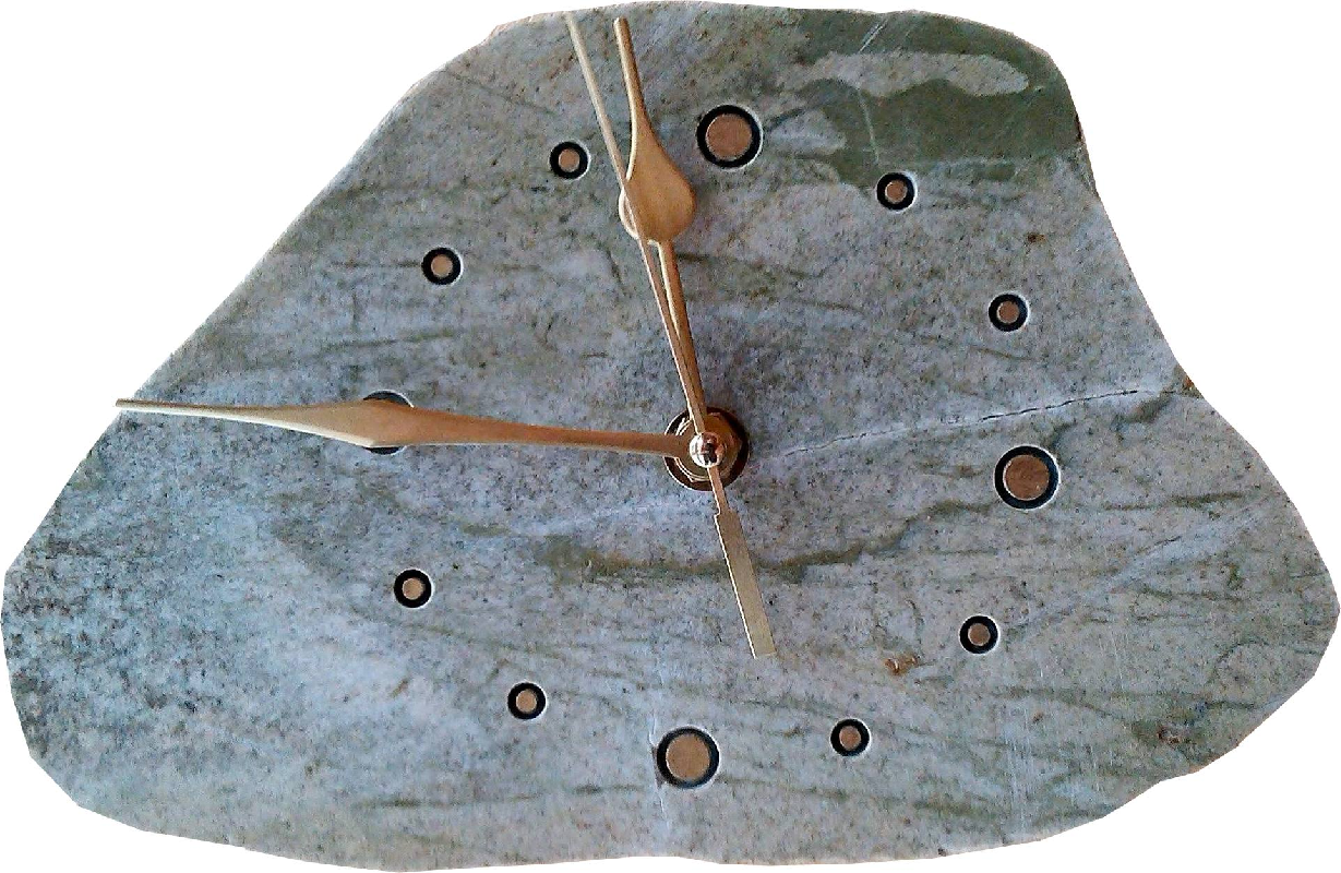 Horloge murale réalisée avec un gros galet scié en tranche