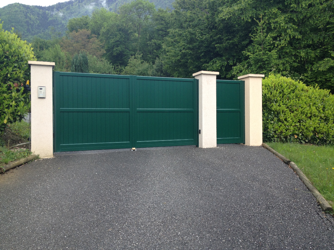 HOMIO - Portail BATTANT Plein en aluminium  