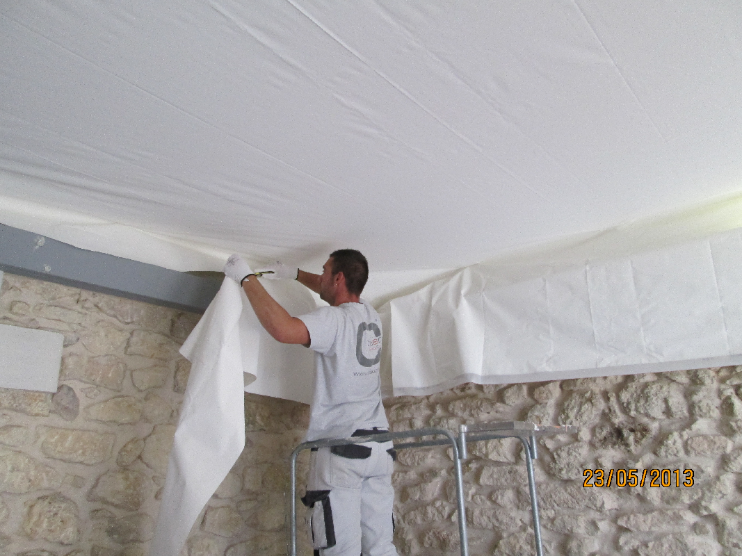 Pose du plafond tendu à froid