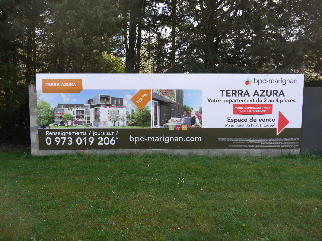 PANNEAU COMMERCIAL SUR MUR