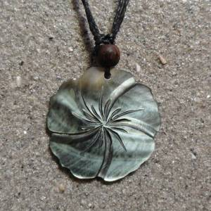 Collier fleur nacre gravée | ART des ILES.com