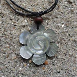 Collier fleur pétales nacre noire gravée | ART des ILES.com