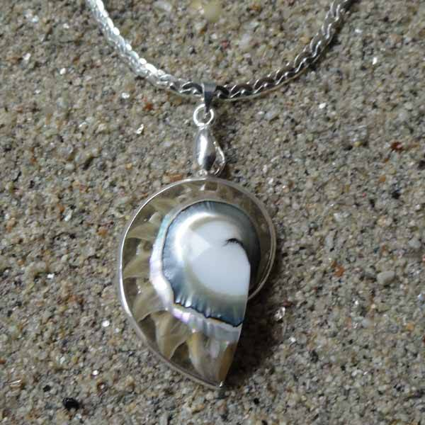 Collier pendentif nacre nautile  serti argent lamelles de nacre résine transparente | ART des ILES.com