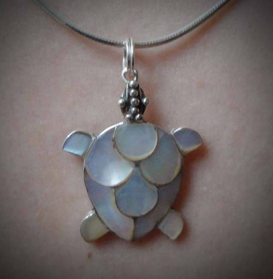 Pendentif nacre blanche tortue serti argent | ART des ILES.com