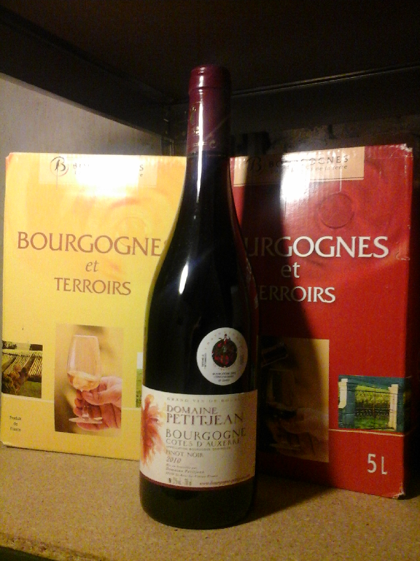 Cotes d'AUXERRE rouge 2011 de chez PETITJEAN à Saint-Bris le Vineux à 6 euros la bouteille.