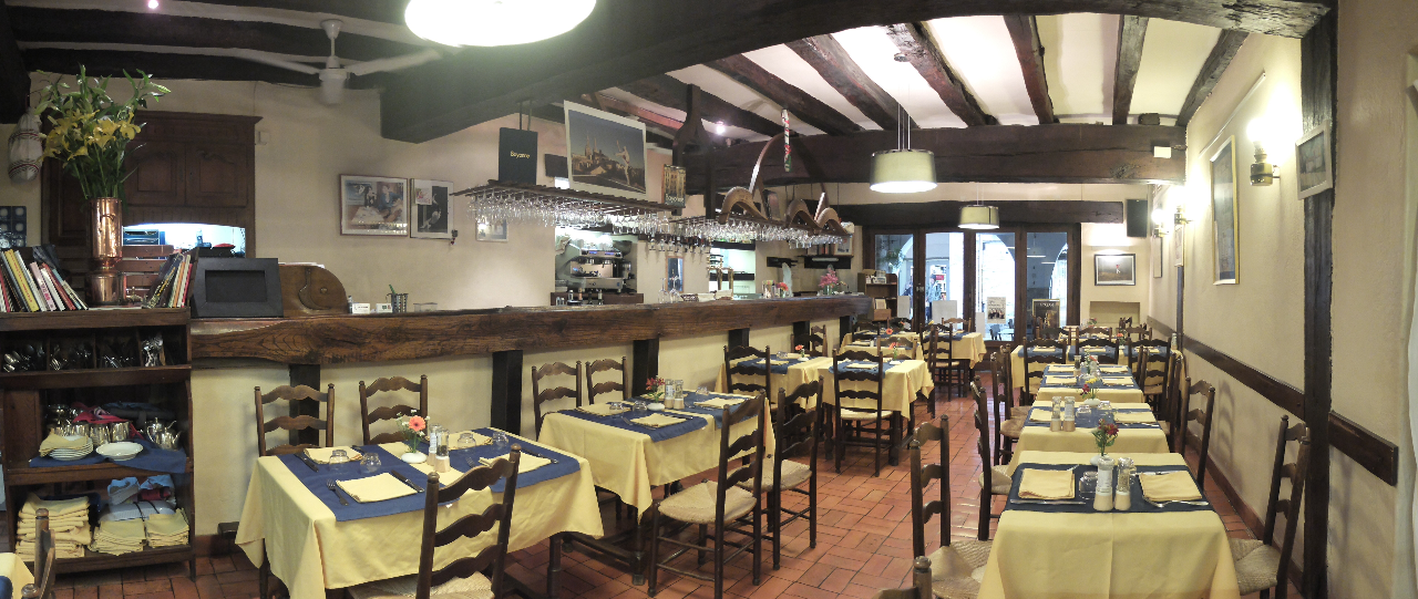 Salle traditionnelle , poutres et tables en chêne