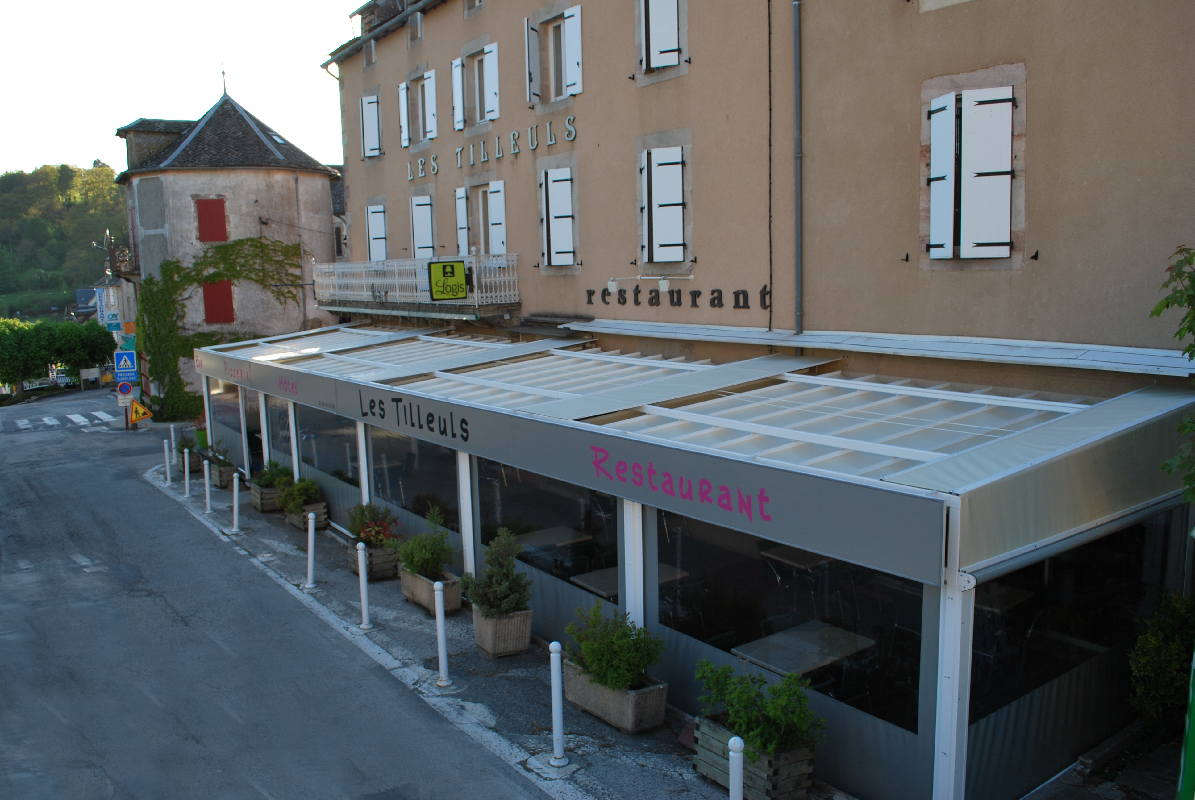 Store velum avec stores verticaux et impressions