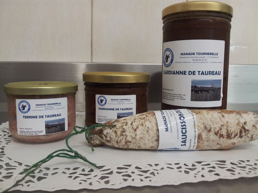 Terrine de taureau nature, aux cèpes ou aux olives, saucisson de taureau, gardianne de taureau et viande sous vide ......toute une gamme de 