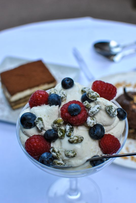 Glace yaourt, fruits rouges & chantilly du Café la Jatte (92200)