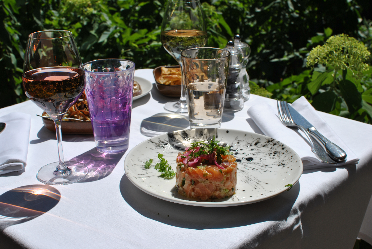 Tartare de saumon, cébette, citron vert & légumes grillés du Café la Jatte (92200)