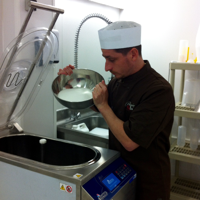 Fabrication artisanale dans notre propre laboratoire. Passion Glacée - Glacier Cap d'Agde