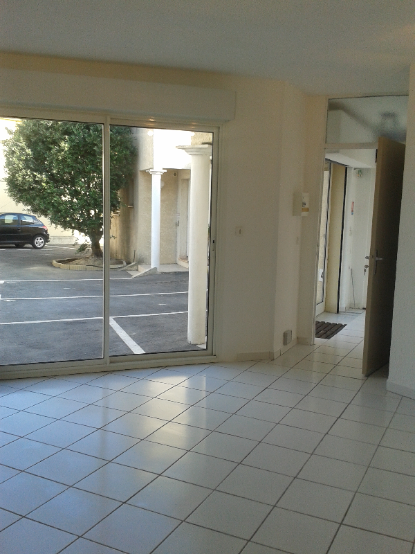 ENTREE B BUREAU 6 DE 22 M2 