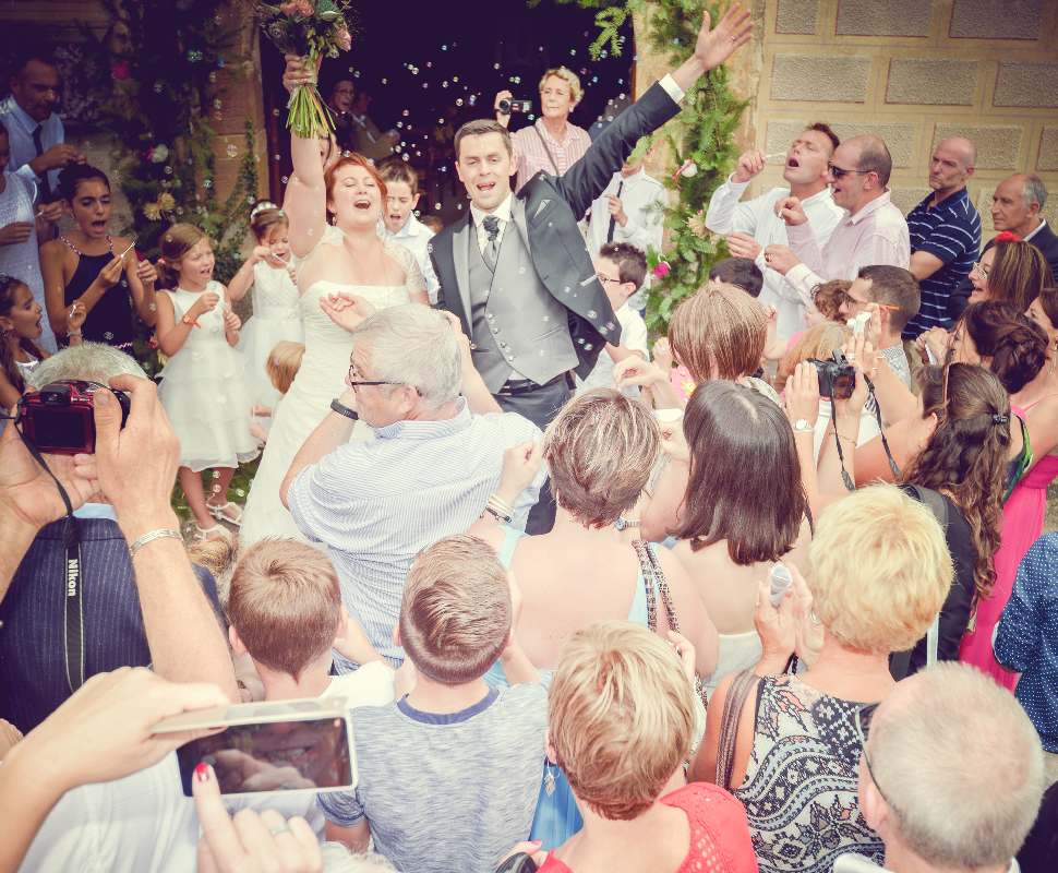 photo de mariage sortie des mariés de l'église mariage en Lozère