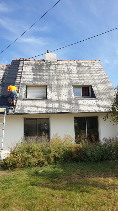 Nettoyage et démoussage de la toiture avant rénovation