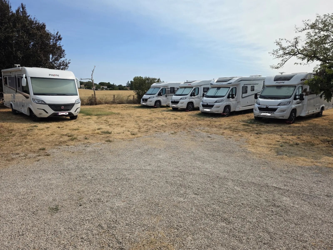 Parc Grand Ouest Camping-Car à Brens — camping-cars, fourgons et vans d’occasion, visites sur rendez-vous