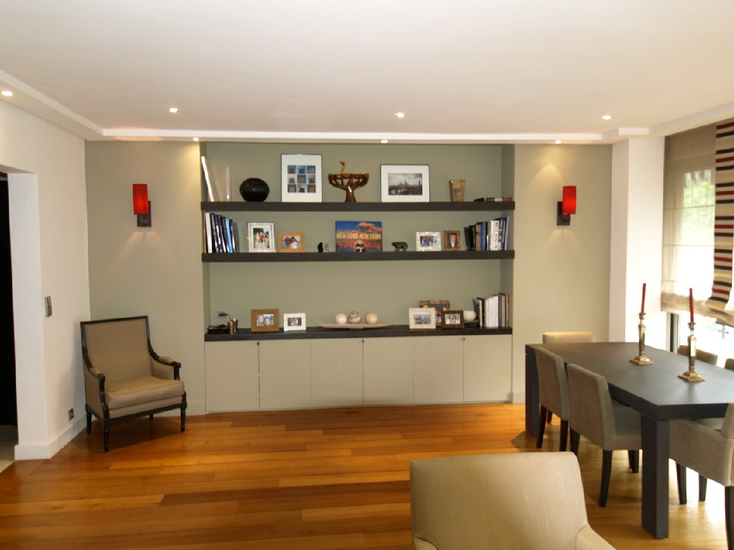 bibliothèque et murs enduits