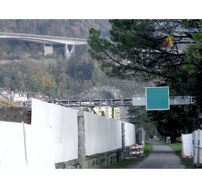 Convoyeur surplombant la route