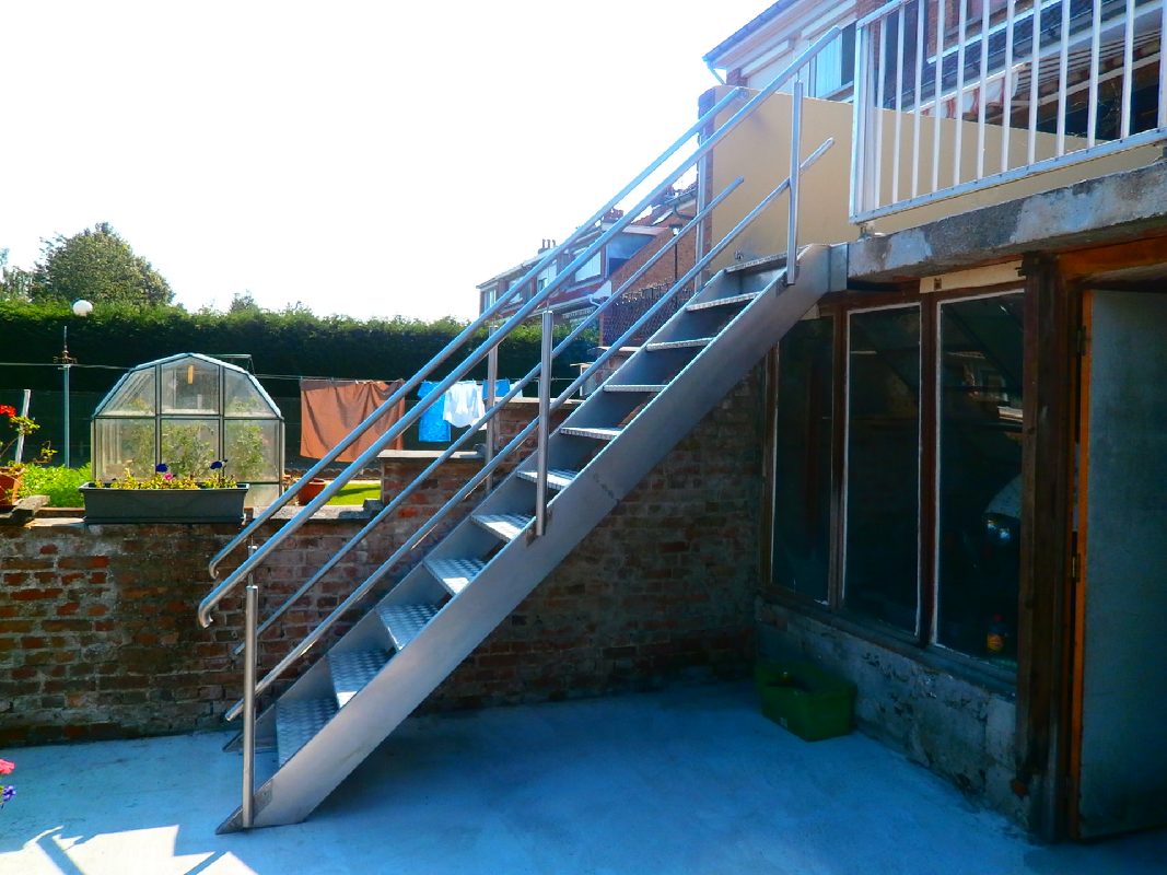 Escalier doit extérieur avec mains courantes