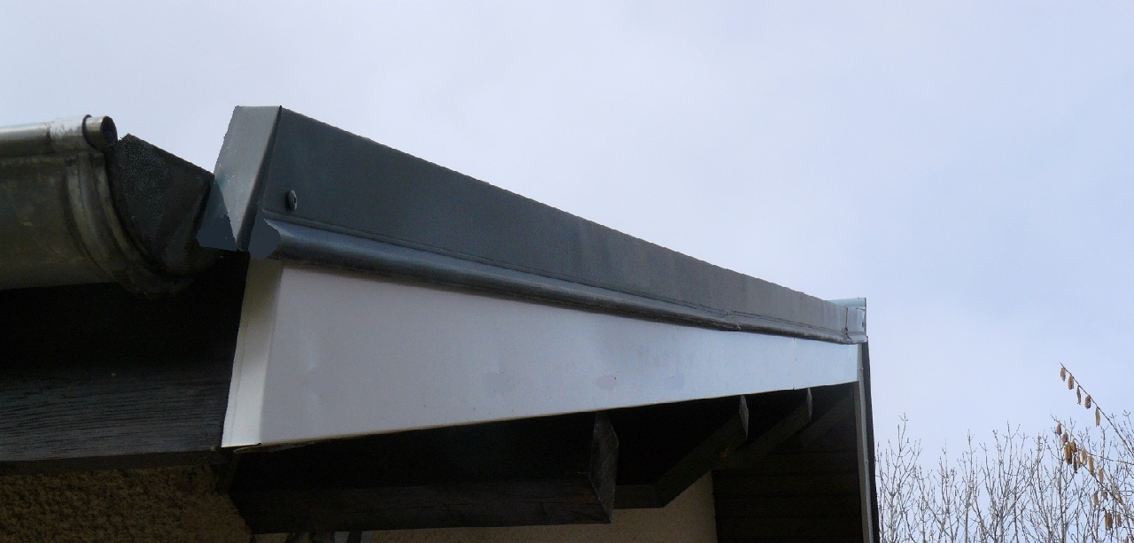 habillage de bandeau de rive en tôle laqué blanc